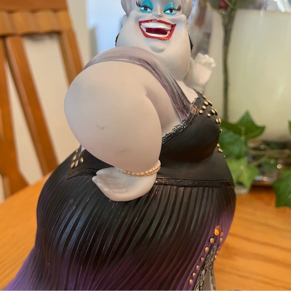 Disney Showcase Couture de Force Ursula Figurine - Picture 2 of 12